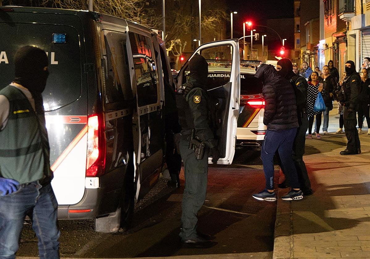 Una persecución policial con disparos al aire y embestidas precipitó la macrorredada con cinco detenidos